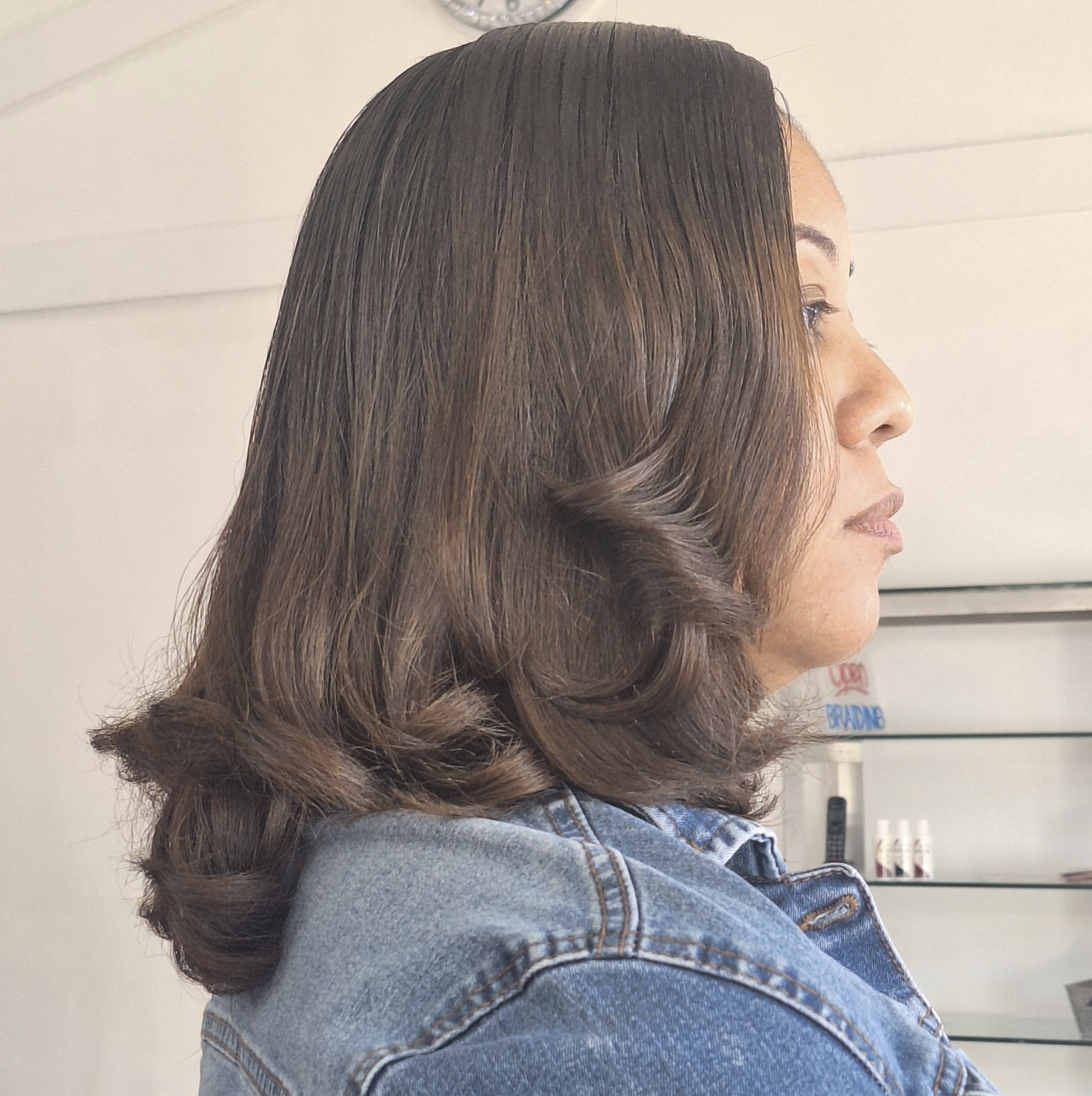 Client with a voluminous blowout styled at Pelo De Rosé